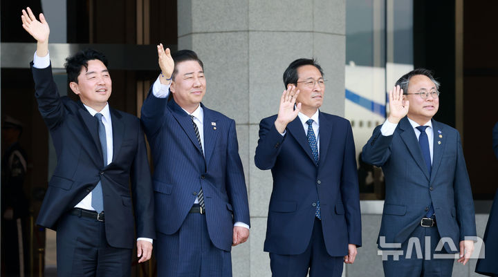 [성남=뉴시스] 고범준 기자 = 강훈식(왼쪽부터) 비서실장, 김병기 더불어민주당 당대표 직무대행 겸 원내대표, 우상호 정무수석, 고기동 행정안전부 장관 직무대행이 16일 오후 경기도 성남 서울공항에서 캐나다에서 열리는 주요7개국(G7) 정상회의 참석차 출국하는 이재명 대통령이 탑승한 공군 1호기를 향해 손 흔들고 있다. 2025.06.16. bjko@newsis.com