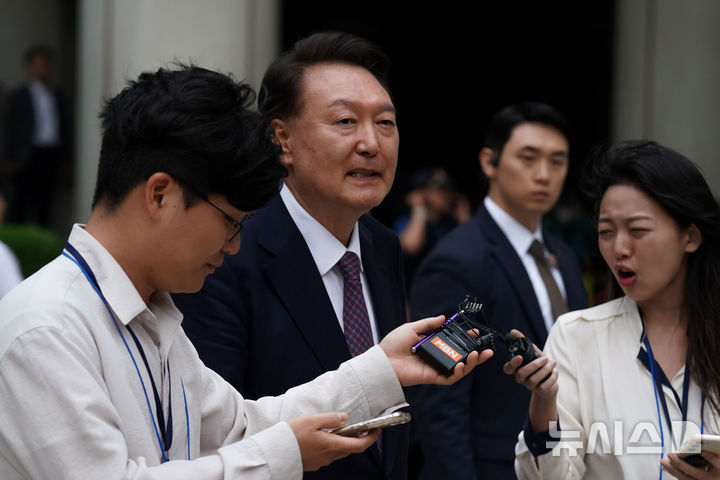 [서울=뉴시스] 사진공동취재단 = 윤석열 전 대통령이 16일 오후 서울 서초구 서울중앙지방법원에서 열린 내란 우두머리 혐의·직권남용 권리행사 방해 혐의 사건 7차 공판을 마치고 법원을 나서며 취재진 질문을 듣고 있다. 2025.06.16. photo@newsis.com