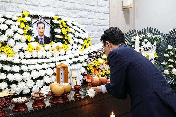 김민석 국무총리 후보자가 16일 충남 태안군 보건의료원을 찾아 태안화력발전소에서 산업재해로 사망한 비정규직 노동자 김충현씨를 조문한 후 유가족을 위로 했다. (사진=국무총리 후보자 인사청문준비단 제공) 2025.06.16.