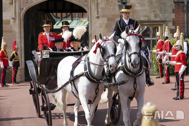 [AP/뉴시스] 찰스3세 영국왕과 카밀라 왕비가 6월 16일 윈저 성에서 열린 가터기사단 행사에 참석해 마차를 타고 있다. 트럼프의 국빈 방문으로 그는 오는 9월 17-19일 의장대 사열과 마차 행렬 등 영국 왕실의 모든 화려한 의전을 경험하게 된다. 2025. 07.14.