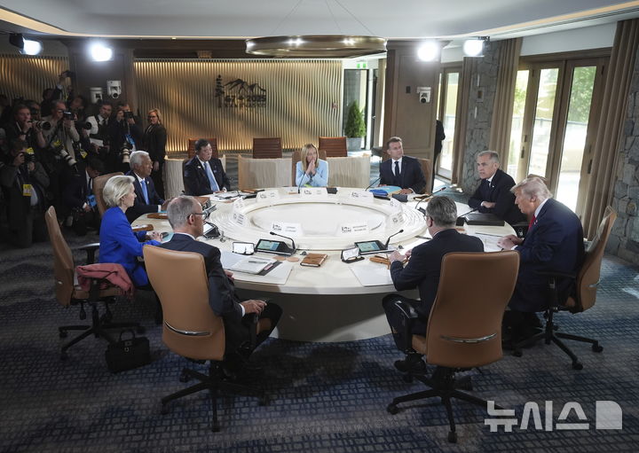 [카나나스키스=AP/뉴시스]16일(현지 시간) 캐나다 앨버타주 캐내내스키스에서 열린 주요 7개국(G7) 정상회의 실무 세션이 이뤄지고 있다. 2025.06.17.