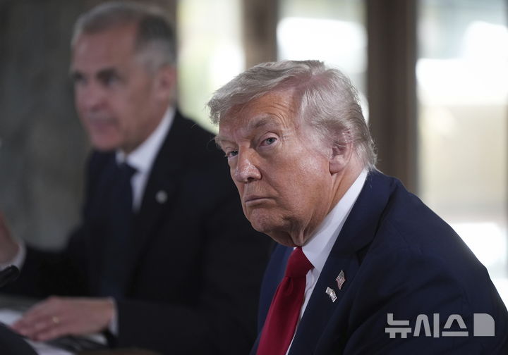 <font style="vertical-align: inherit;"><font style="vertical-align: inherit;">[카나나스키스=AP/뉴시스] 도널드 트럼프 미국 대통령이 16일(현지 시간) 캐나다 카나나스키스에서 열린 주요 7개국(G7) 정상회의 실무 세션에 참석해 있다. 2025.06.17.</font></font>