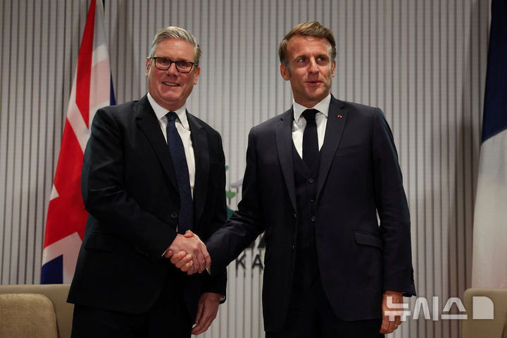 [카나나스키스=AP/뉴시스] 영국과 프랑스가 유사시 핵전력 사용을 사전 조율해 유럽 안보 위협에 공동 대응하기로 했다. 외신은 "워싱턴의 유럽 안보 공약에 불안해하는 동맹국들을 안심시키기 위한 노력"이라고 해석했다. 사진은 키어 스타머(왼쪽) 영국 총리와 에마뉘엘 마크롱 프랑스 대통령이 지난달 16일 캐나다 캐내내스키스에서 열린 주요 7개국(G7) 정상회의를 계기로 만나는 모습. 2025.07.10.