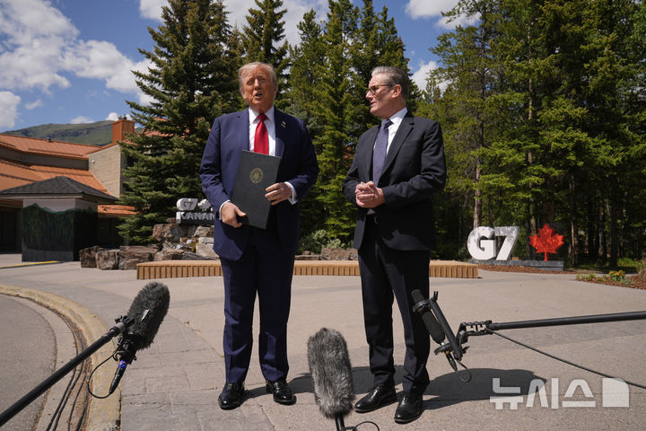 [카나나스키스=AP/뉴시스] 도널드 트럼프(왼쪽) 미국 대통령이 16일(현지 시간) 캐나다 카나나스키스에서 주요 7개국(G7) 정상회의를 계기로 키어 스타머 영국 총리와 회담 후 기자회견 하고 있다. 2025.06.17.