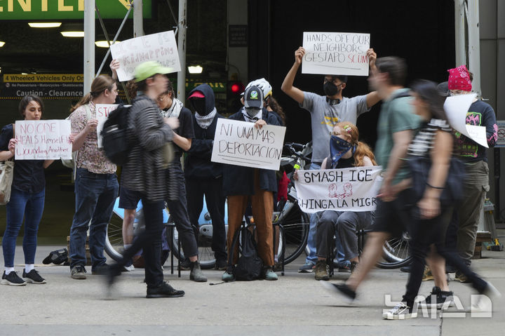 [시카고=AP/뉴시스] 16일(현지 시간) 미 일리노이주 시카고 이민법원 앞에서 시위대가 이민세관단속국(ICE)을 욕하는 내용(Chinga La Migra) 등이 적힌 손팻말을 들고 모여 있다. 2025.06.17.