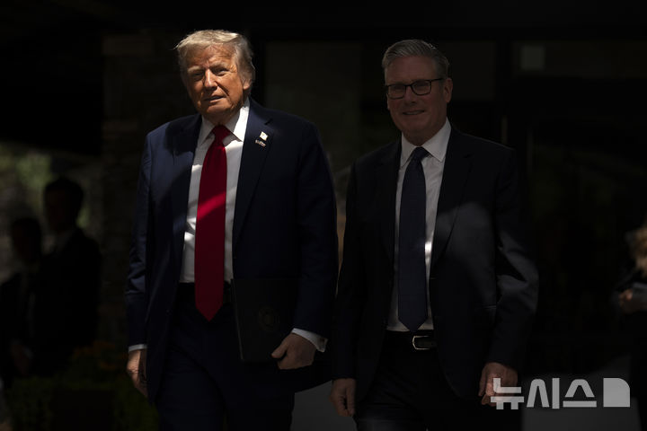 [카나나스키스=AP/뉴시스] 도널드 트럼프(왼쪽) 미국 대통령이 16일(현지 시간) 캐나다 카나나스키스에서 주요 7개국(G7) 정상회의를 계기로 키어 스타머 영국 총리와 회담 후 기자회견장으로 향하고 있다. 2025.06.17.
