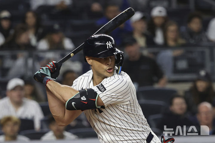 [뉴욕=AP/뉴시스] 지안카를로 스탠튼이 17일(한국 시간) 미국 뉴욕 양키스타디움에서 벌어진 LA 에인절스와의 2025 메이저리그 경기에 5번 지명타자로 선발 출전해 4타수 2안타를 기록했다. 2025.06.17.