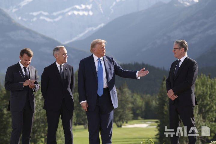 <font style="vertical-align: inherit;"><font style="vertical-align: inherit;">[카나나스키스=AP/뉴시스] 도널드 트럼프 미국 대통령이 16일(현지 시간) 캐나다 카나나스키스에서 열린 주요 7개국(G7) 정상회의에서 참가국 정상들과 기념촬영에 앞서 대화하고 있다. 왼쪽부터 에마뉘엘 마크롱 프랑스 대통령, 마크 카니 캐나다 총리, 트럼프 대통령, 키어 스타머 영국 총리. 2025.06.17.</font></font>