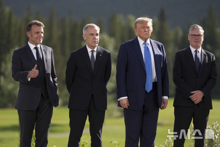 [카나나스키스=AP/뉴시스] 16일(현지 시간) 월스트리트저널, 워싱턴포스트 등 외신에 따르면 도널드 트럼프 미국 대통령은 이란과 이스라엘 간 고조되는 갈등 상황으로 이날 저녁 정상들과 저녁 식사 후 워싱턴으로 하루 일찍 급히 돌아갈 계획이다. 사진은 트럼프 대통령이 16일(현지 시간) 캐나다 캐내내스키스에서 열린 주요 7개국(G7) 정상회의에서 참가국 정상들과 기념촬영 하는 모습. 왼쪽부터 에마뉘엘 마크롱 프랑스 대통령, 마크 카니 캐나다 총리, 트럼프 대통령, 키어 스타머 영국 총리. 2025.06.17.