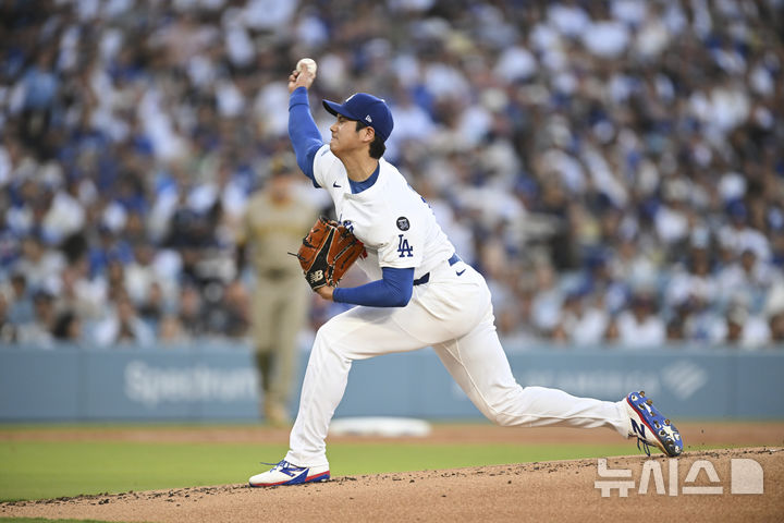 [로스앤젤레스=AP/뉴시스] LA 다저스 선발 오타니 쇼헤이가 16일(현지 시간) 미 캘리포니아주 로스앤젤레스의 다저 스타디움에서 열린 2025 메이저리그 샌디에이고 파드리스와의 경기 1회 초 투구하고 있다. 663일 만에 투타 겸업을 재개한 오타니는 최고 구속 161.3㎞를 보였으며 1회 2피안타 1실점하고 투구를 마쳤다. 2025.06.17.