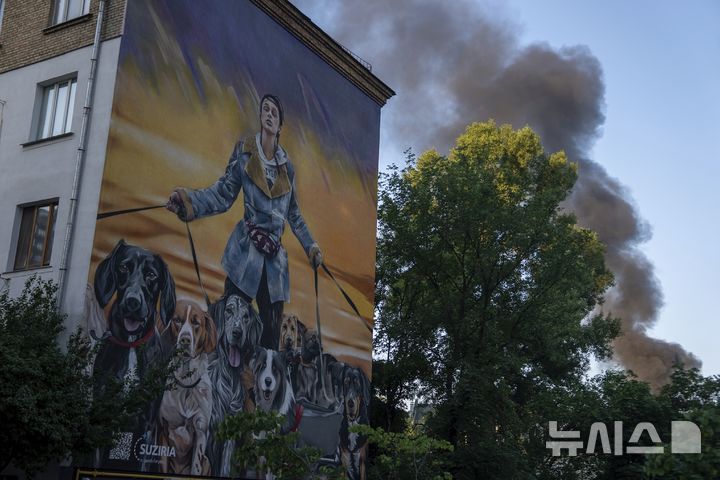 [키이우=AP/뉴시스] 17일(현지 시간) 우크라이나 키이우에서 러시아의 미사일과 드론 공습으로 연기가 피어오르고 있다. 2025.06.17.