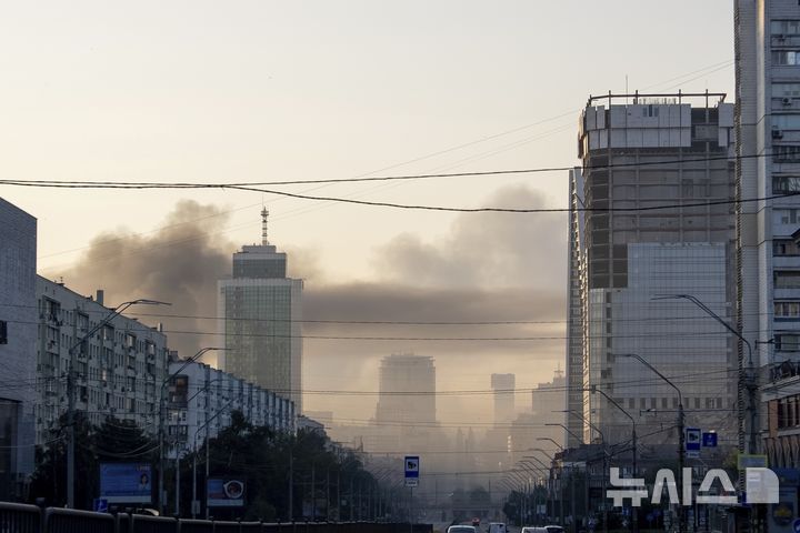 <font style="vertical-align: inherit;"><font style="vertical-align: inherit;">[키이우=AP/뉴시스] 17일(현지 시간) 우크라이나 키이우에서 러시아의 미사일과 드론 공습으로 연기가 피어오르고 있다. 2025.06.17.</font></font>