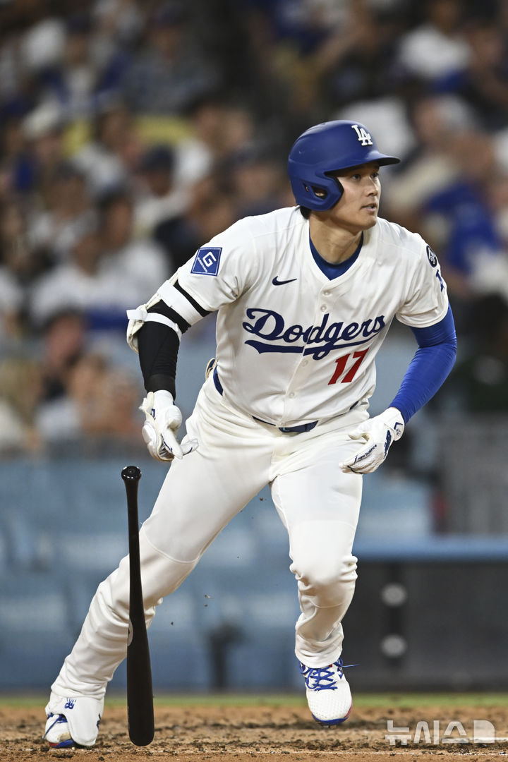 [로스앤젤레스=AP/뉴시스] LA 다저스의 오타니 쇼헤이가 17일(한국 시간) 미국 캘리포니아주 로스앤젤레스의 다저스타디움에서 벌어진 2025 메이저리그(MLB) 샌디에이고 파드리스와의 경기에서 4회말 안타를 날린 뒤 뛰어나가고 있다. 2025.06.17