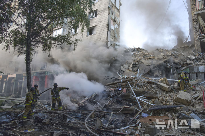 [키이우=AP/뉴시스] 17일(현지 시간) 우크라이나 키이우에서 소방대원들이 러시아의 미사일과 드론 공습으로 발생한 건물 화재를 진압하고 있다. 2025.06.17.