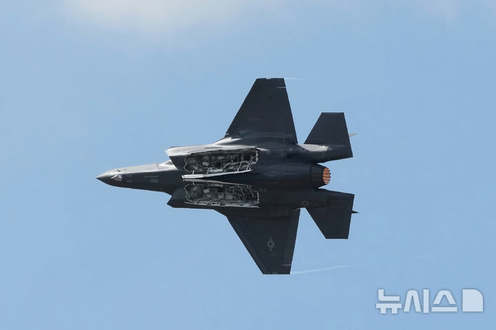[파리=AP/뉴시스] 록히드마틴 F-35 전투기가 지난 17일 프랑스 파리에서 열린 에어쇼에서 비행하고 있다. 2026.06.16.