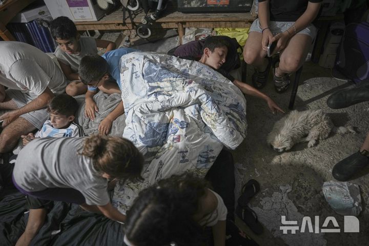 [브네이 브라크=AP/뉴시스] 이스라엘에서 4월초 시작된 홍역으로 9월 15일까지 총 1251명의 어린이 환자가 발생했다. 사진은 6월17일 이스라엘 텔아비브 인근 브네이 브라크에서 이란의 공격을 알리는 공습경보가 울리자, 어린이들이 대피소에 대피해 함께 놀고 있는 모습. 2025.09.16.