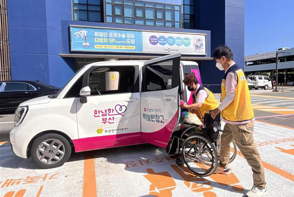 [부산=뉴시스] 부산시는 17일 오전 10시30분 시청 대회의실에서 '병원안심동행 서비스 차량 전달식'을 개최한다고 밝혔다. (사진=부산시 제공) 2025.06.17. photo@newsis.com *재판매 및 DB 금지