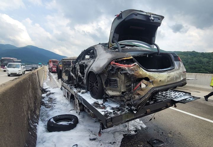  [문경=뉴시스] 경북 문경시 마성면 중부내륙고속도로 179.5K 구미방면 탁송차량에서 화재가 발생해 벤츠 차량이 불에 탔다. (사진=경북소방본부 제공) 2025.06.17 photo@newsis.com *재판매 및 DB 금지