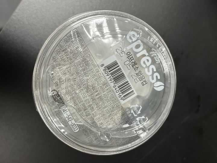 [서울=뉴시스] 식품의약품안전처는 충남 아산시에 있는 식품제조가공업소 '블루파인'이 제조하고 유통전문판매업소인 '이마트24'가 판매한 '이프레소 얼음컵'이 '세균수 기준규격 부적합'을 받아 판매 중단 및 회수 조치했다고 17일 밝혔다. (사진=식약처 제공) 2025.06.17. photo@newsis.com *재판매 및 DB 금지