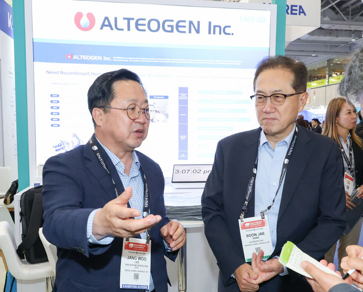 [보스턴=뉴시스]16일 미국 보스턴 컨벤션센터에서 열린 '2025 바이오 USA'에서 이장우 대전시장과 (주)알테오젠 박순재 대표가 환담을 나누고 있다. (사진=대전시 제공) 2026. 06. 16 photo@newsis.com *재판매 및 DB 금지