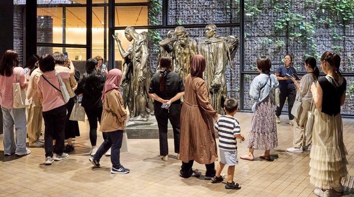 리움미술관 다문화가정 초청 관람 행사에서 참석자들이 '현대미술 소장품전' 전시를 감상하고 있다. *재판매 및 DB 금지