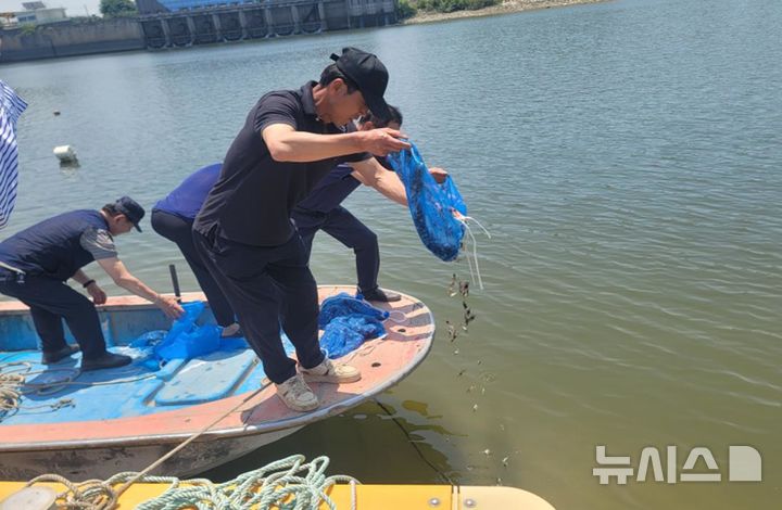 [서울=뉴시스] 참게 방류.