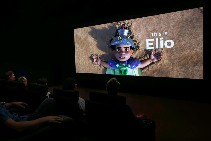 [서울=뉴시스]삼성전자가 스페인 바르셀로나에서 열리는 유럽 최대 영화 산업 박람회 '시네유럽(CineEurope) 2025'에 참가해 시네마 LED 스크린 오닉스(Onyx)를 통해 디즈니∙픽사 신작 영화 '엘리오(Elio)'를 상영하고 있다. (사진=삼성전자 제공) 2025.06.17. photo@newsis.com *재판매 및 DB 금지