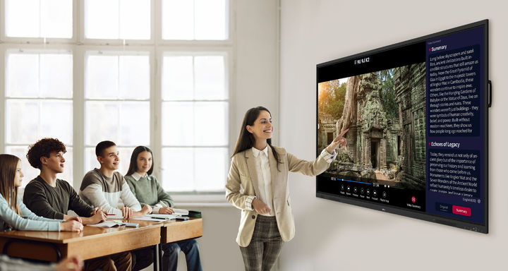 [서울=뉴시스]LG 전자칠판 신제품(모델명: TR3DQ)은 수업에 사용되는 영상 자료의 요약을 제공하는 ‘AI 요약(Video Summary)’ 기능으로 학습자의 이해를 돕는다. (사진=LG전자 제공) photo@newsis.com *재판매 및 DB 금지