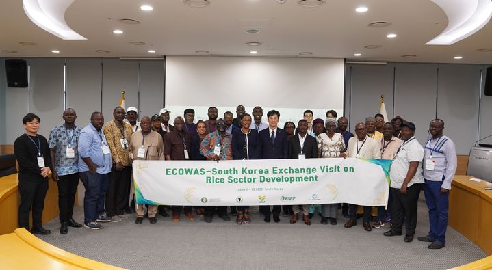 [세종=뉴시스]한국농어촌공사가 12일 서아프리카 7개국 연수단을 비롯해 세계은행, 서아프리카 경제공동체 관계자 등 39명을 대상으로 연수를 실시하고 기념촬영을 하고 있다. (사진=농어촌공사 제공) *재판매 및 DB 금지