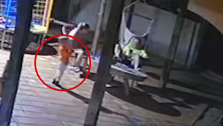 [뉴시스] 어머니를 향해 총구를 겨누는 2살 아기. (출처=CNN 브라질) 2025.06.17. photo@newsis.com *재판매 및 DB 금지