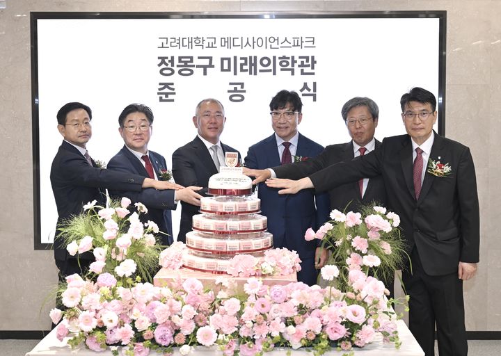 [서울=뉴시스] 정몽구 미래의학관 준공식에서 정의선 현대차그룹 회장, 김재호 고려중앙학원 이사장 등 참석자들이 개관을 축하하며 케이크커팅을 하고 있다. 왼쪽부터 윤을식 의무부총장, 김동원 총장, 정의선 현대차그룹 회장, 김재호 고려중앙학원 이사장, 승명호 교우회장, 편성범 의과대학장. (사진=현대차그룹 제공) photo@newsis.com *재판매 및 DB 금지