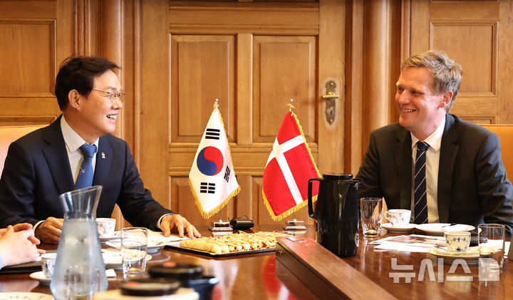 [창원=뉴시스] 박완수(왼쪽) 경남도지사가 16일(현지 시각) 오후 덴마크 코펜하겐시를 공식 방문해 옌스 크리스챤 뤼킨(Jens Christian Lütken) 고용통합부 시장과 환담하고 있다. (사진=경남도 제공) 2025.06.17. photo@newsis.com