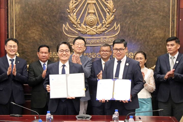 삼육대 제해종 총장(앞줄 왼쪽 첫 번째)과 캄보디아 바탐방 교원대 치아 라타 총장(앞줄 왼쪽 두 번째)이 협약서에 서명 후 기념사진을 찍고 있다. (사진=삼육대 제공) *재판매 및 DB 금지