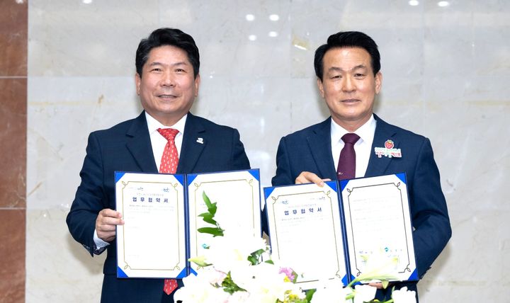 엑스포 협력 약속하는 김창규 제천시장과 백성현 논산시장.(왼쪽부터) *재판매 및 DB 금지