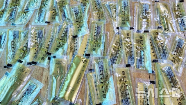 [제주=뉴시스]&nbsp; 2022년부터 올해 3월까지 제주를 비롯해 서울·부산·대구 등지에서 한의사 면허가 없음에도 불구하고 치매 또는 암 환자들 120여명을 대상으로 불법 침 시술을 한 70대가 구속송치 됐다. 사진은 제주도자치경찰단이 올해 3월 제주시 내 불법 의료 현장에서 압수된 침들. (사진=제주도자치경찰단 제공) 2025.06.17. photo@newsis.com 