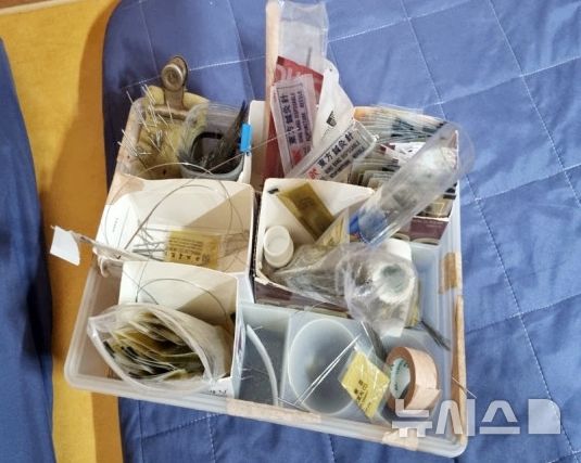 [제주=뉴시스]&nbsp; 2022년부터 올해 3월까지 제주를 비롯해 서울·부산·대구 등지에서 한의사 면허가 없음에도 불구하고 치매 또는 암 환자들 120여명을 대상으로 불법 침 시술을 한 70대가 구속송치 됐다. 사진은 제주도자치경찰단이 올해 3월 제주시 내 불법 의료 현장에서 압수한 침 등 의료도구들. (사진=제주도자치경찰단 제공) 2025.06.17. photo@newsis.com 