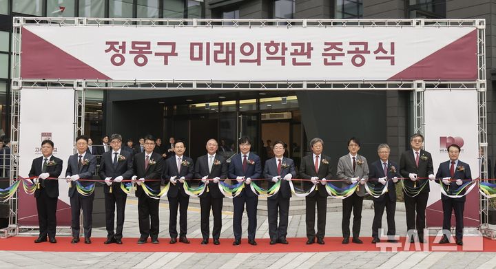 [서울=뉴시스]고려대학교 '정몽구 미래의학관'이 전격 개관했다. 16일 열린 준공식 행사에서 주요 참석자들이 이를 기념하는 테이프를 커팅하고 있다. 왼쪽 네번째부터 고려대 편성범 의과대학장, 윤을식 의무부총장, 현대차그룹 정의선 회장, 고려중앙학원 김재호 이사장, 고려대학교 김동원 총장, 고려대 교우회 승명호 회장. (사진= 고려대의료원 제공) 2025.06.17. photo@newsis.com. 