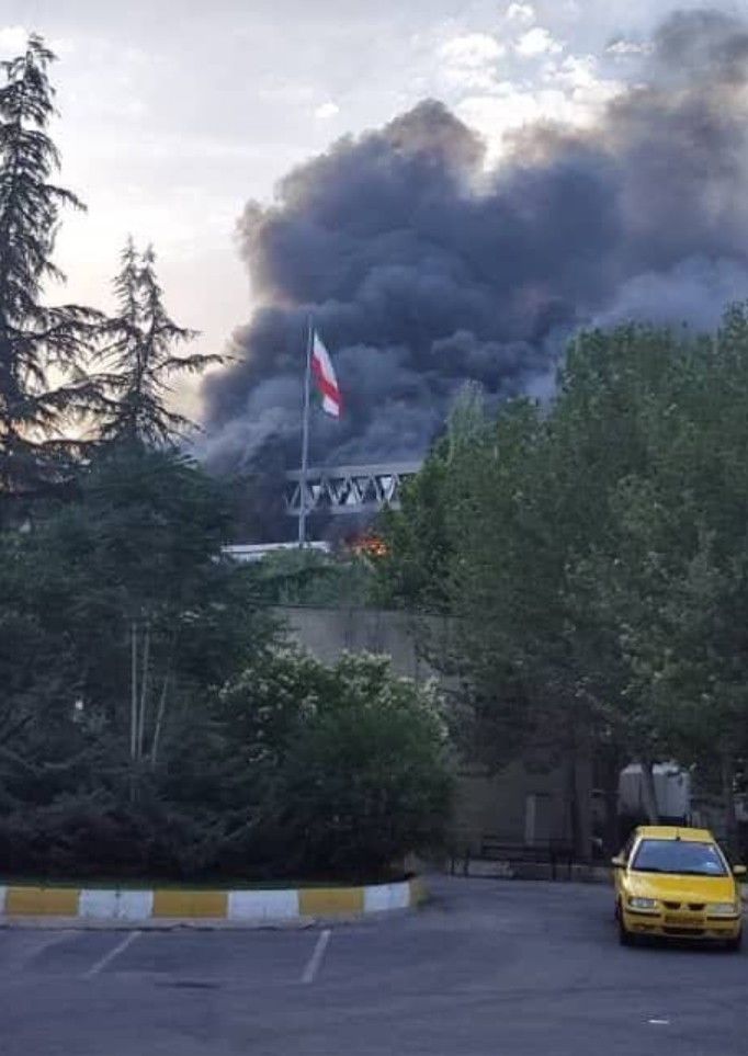 [서울=뉴시스] 이란 국영방송 IRIB 본사 건물이 16일 이스라엘의 공습을 받은 뒤 짙은 연기에 휩싸여 있다.(사진제공 더아시아엔). 이스라엘이 이란의 핵시설 제거를 넘어 체제 붕괴를 노리면서 미국이 중동 분쟁에 개입하게될 우려가 커진다. 2025.06.18. *재판매 및 DB 금지