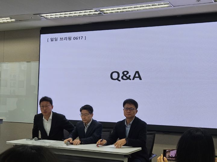 [서울=뉴시스] 박은비 기자 = SK텔레콤이 17일 서울 중구에 위치한 삼화빌딩에서 해킹 사고 이후 수습 상황에 대해 설명하는 일일브리핑을 진행했다. 사진 왼쪽부터 김희섭 PR센터장, 임봉호 MNO사업부장, 류정환 네트워크인프라센터장. 2025.06.17. silverline@newsis.com *재판매 및 DB 금지