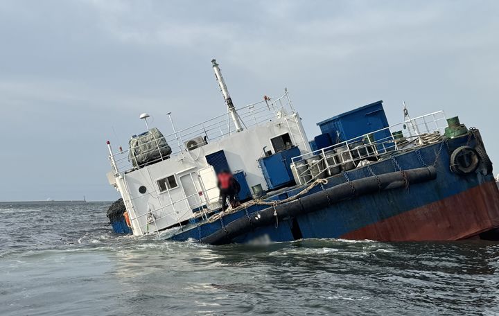 [울산=뉴시스] 17일 오전 6시10분께 울산항 M정박지 인근 해상에서 1293t급 부선 A호(공사작업용)가 침수돼 승선원이 해경에게 구조되고 있다. (사진=울산해경 제공) 2025.06.17. photo@newsis.com *재판매 및 DB 금지