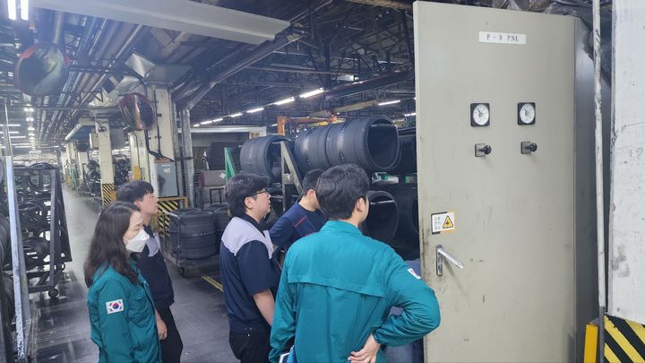 [양산=뉴시스] 타이어 고무제품 제조공장 안전점검을 하고 있다. (사진=양산시 제공) 2025.06.17. photo@newsis.com *재판매 및 DB 금지