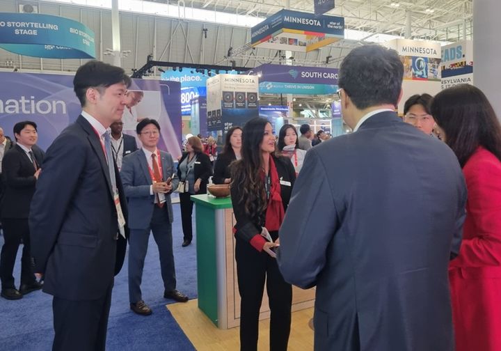 [보스턴=뉴시스] 신유열 롯데지주 미래성장실장 겸 롯데바이오로직스 글로벌전략실장(왼쪽)이 바이오 USA에 참석해 부스 투어하고 있다. 2025.06.17. photo@newsis.com *재판매 및 DB 금지 *재판매 및 DB 금지