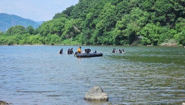[홍천=뉴시스] 17일 소방당국은 지난 16일 오후 6시 30분경 강원 홍천군 북방면 하화계리 한 아파트 앞 홍천강에서 물놀이중 급류에 휘말리면서 실종된 A(15)군이 사건 다음날인 오늘 오전 9시 50분경 숨진채 발견됐다 고 밝혔다. 강원특별자치도 소방본부 제공 *재판매 및 DB 금지