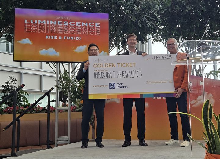 [서울=뉴시스] 16일(현지 시간) 미국 보스턴에서 열린 ‘2025 CKD Pharm Golden Ticket’ 행사에서 (왼쪽부터) 김영주 종근당 대표와 니콜라 이비카(Nikola Ivica) InnDura Therapeutics CEO , 마이크 라헤트(Mike Larhette) 랩센트럴 CBO가 기념촬영을 하고 있다. (사진=종근당 제공) 2025.06.17. photo@newsis.com *재판매 및 DB 금지