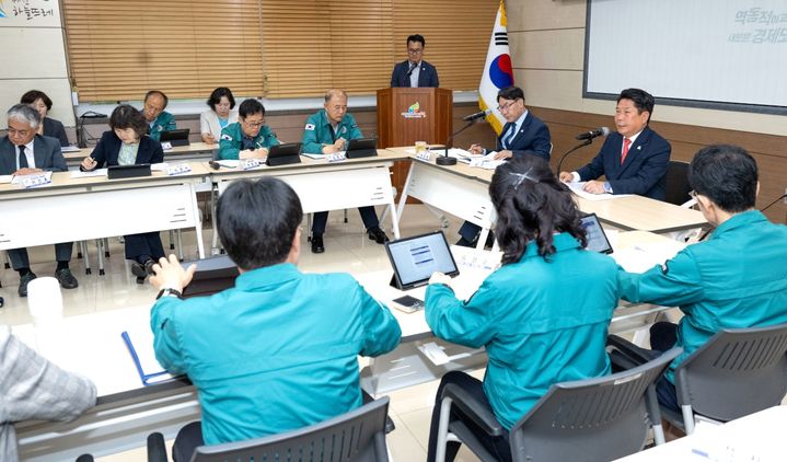 새 정부 정책사업 대응 전략회의 주재하는 김창규(오른쪽) 제천시장. *재판매 및 DB 금지