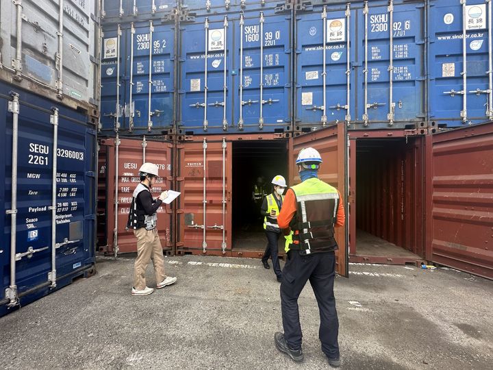 [부산=뉴시스] 부산항 공컨테이너에 대한 점검이 진행되고 있다. (사진=부산항만공사 제공) 2025.06.17. photo@newsis.com *재판매 및 DB 금지