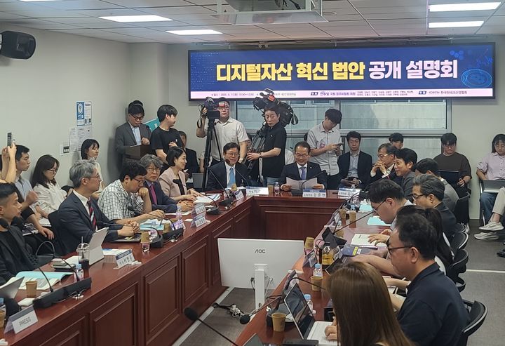 [서울=뉴시스]] 17일 서울 여의도 국회 의원회관에서 열린 '디지털자산 혁신 법안 공개 설명회'에서 강준현 더불어민주당 의원이 발언하고 있다.(사진=이지영 기자) 2025.6.17 *재판매 및 DB 금지