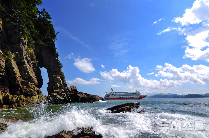 [사천=뉴시스]경남 사천시 남일대해수욕장 앞 코끼리바위.(사진=경남도 제공)2025.06.17. photo@newsis.com