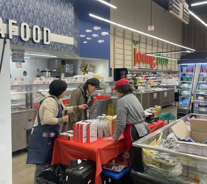 [제주=뉴시스] 제주지역 수출기업들이 모인 통합조직이 지난 5월 미국 시카고에서 유통매장 오프라인 판촉행사를 진행했다. (사진=제주도 제공) 2025.06.17. photo@newsis.com *재판매 및 DB 금지