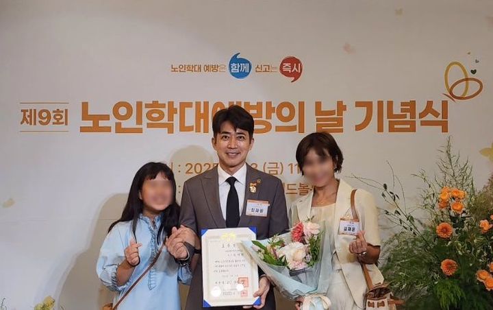 [서울=뉴시스] 최재원(가운데). (사진=최재원 인스타그램 캡처) 2025.06.17. photo@newsis.com *재판매 및 DB 금지